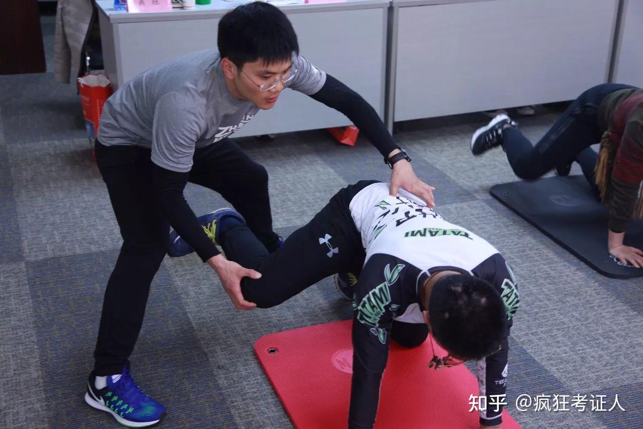 球队选拔新的训练师，加强球员体能训练的简单介绍