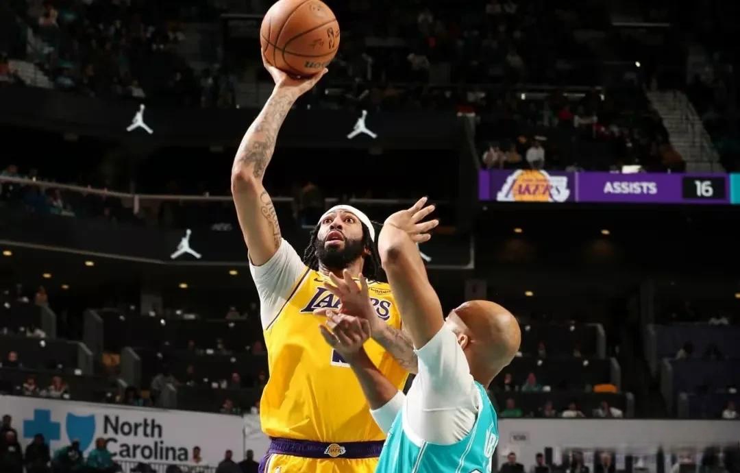 湖人轻松击败活塞，浓眉砍下28+10的简单介绍