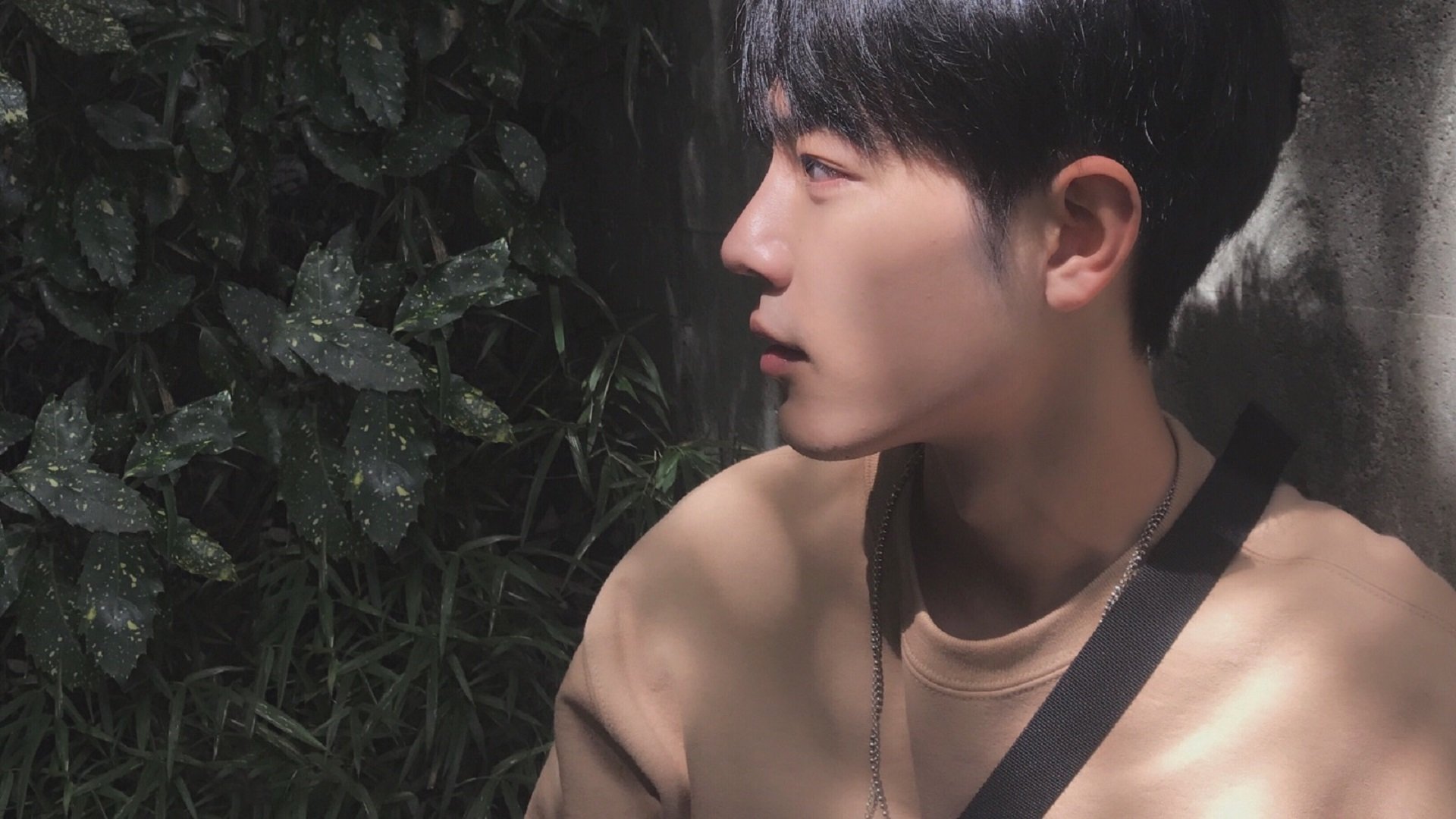 赛道与赛场双线鏖战，F1街道赛的极致攻防，热火末节带走马刺的战术博弈