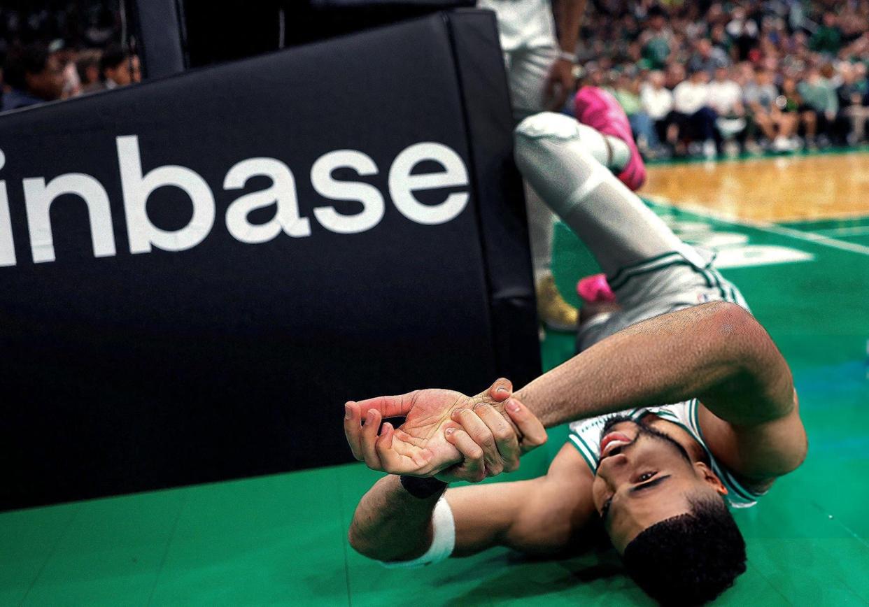 NBA季后赛之夜，塔图姆防守端锁死对手