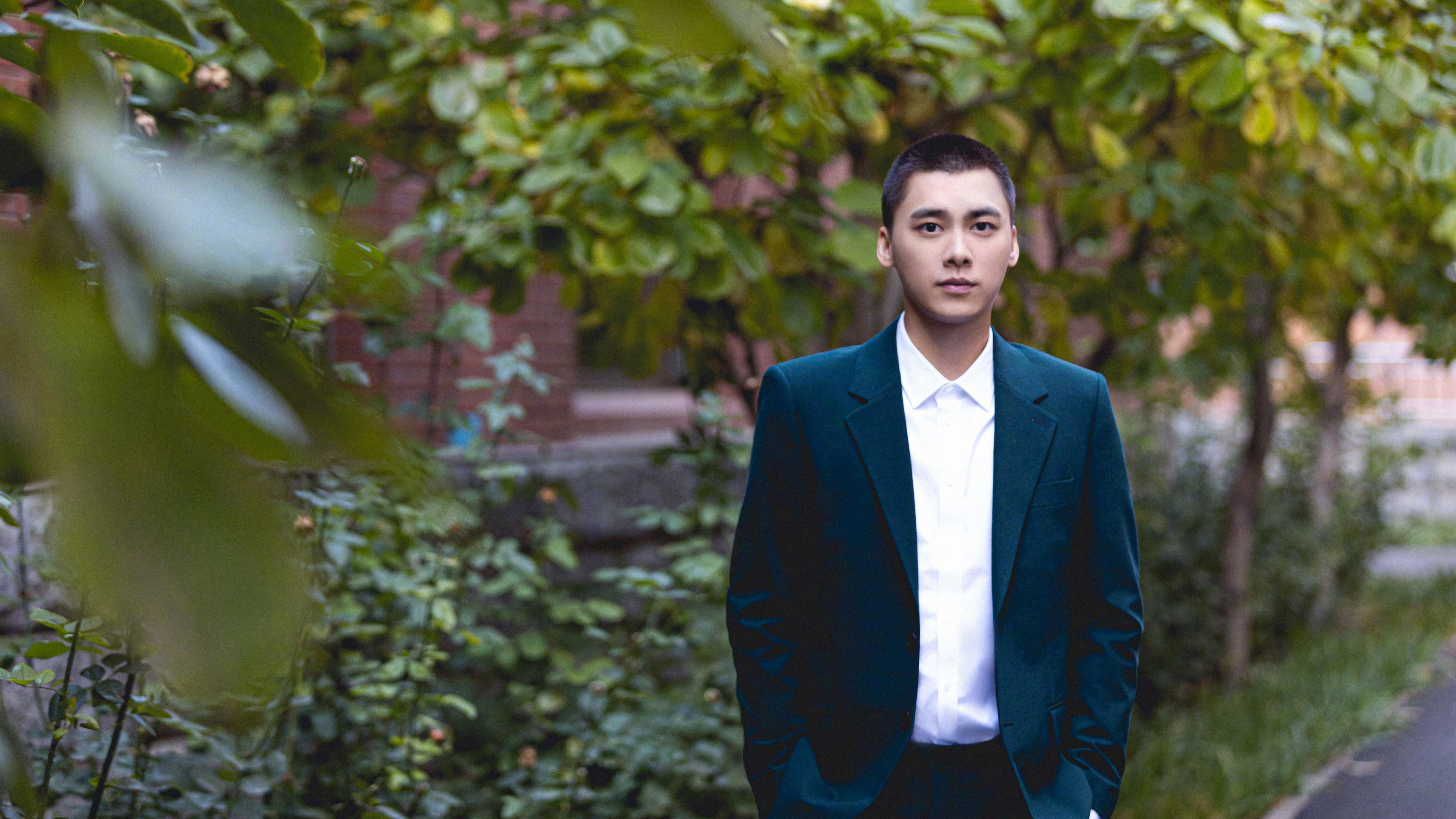 英超争冠激战正酣，广厦队力克快船创奇迹，体育世界的双重视角