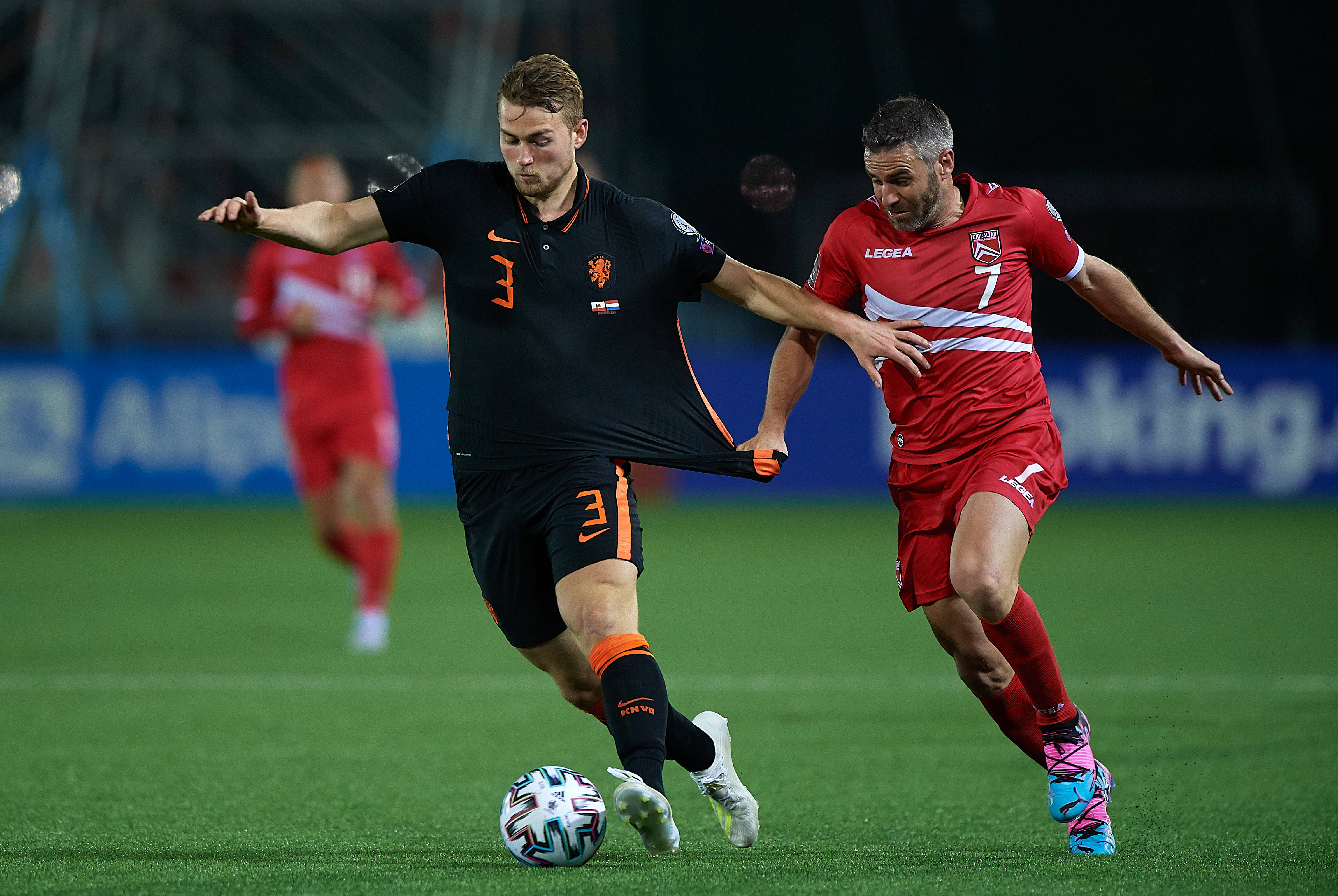 荷兰对阵巴拉圭,莱万防守端锁死对手 荷兰对阵巴拉圭,莱万防守端锁死对手